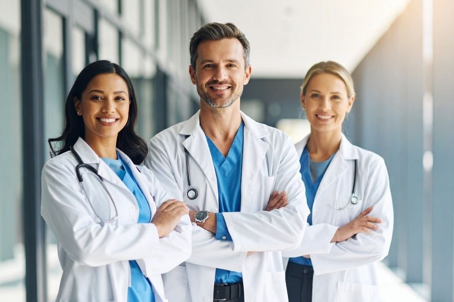 682f5450a046c241920c1e6f_Three doctors standing side by side, crossing their arms